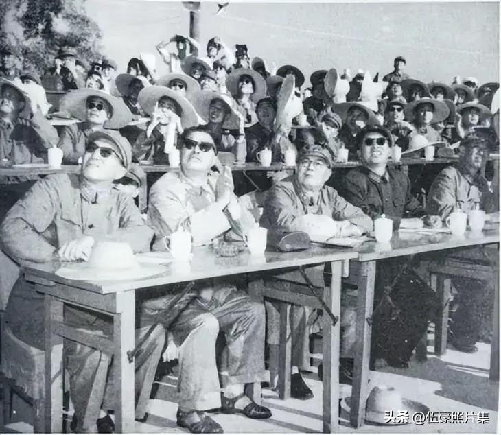 1964年9月8日，全军大比武期间，刘亚楼上将（前排右二）等陪同参观空军演习的罗