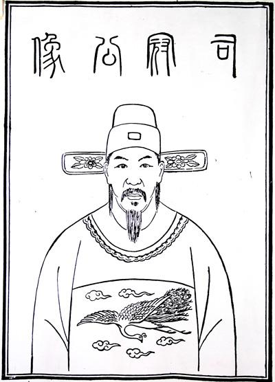 《他退休回乡那天，没修祠堂立牌坊，却雇人把自家老宅三十六扇门全卸下来——不是败家