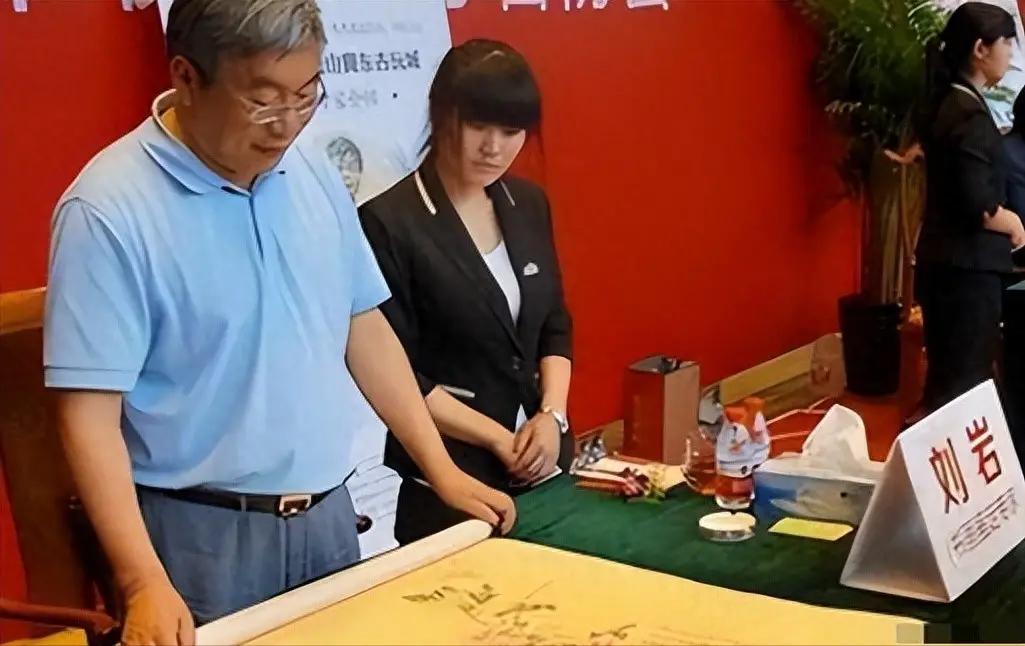 2009年，藏家朱云兄弟带着家传的《嵩阳汉柏图》参与鉴宝节目的海选，被专家刘岩告