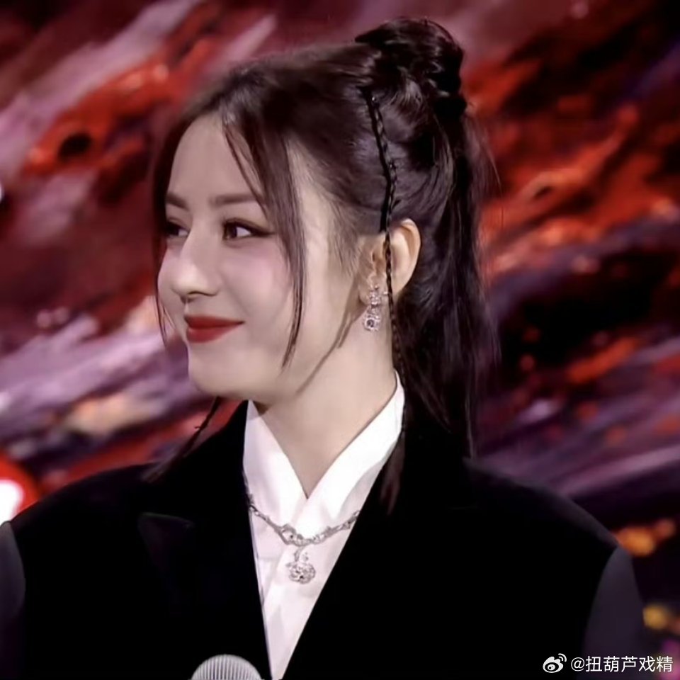 查理给迪丽热巴做的发型这发型你就说好看吗？全靠巴巴的脸撑着了，换个人试试呢，爱丽