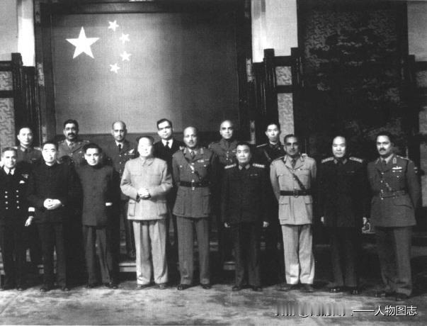 1956年10月12日，李达(前排右二)陪毛泽东主席、周恩来总理接见印度军事友好
