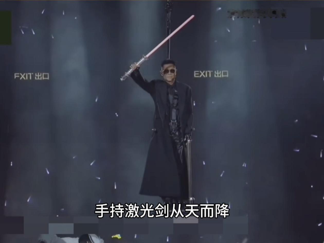 古天乐前两天举办的演唱会，是阵容强大，回忆满满。
他先是一身黑武士装扮，手持激光