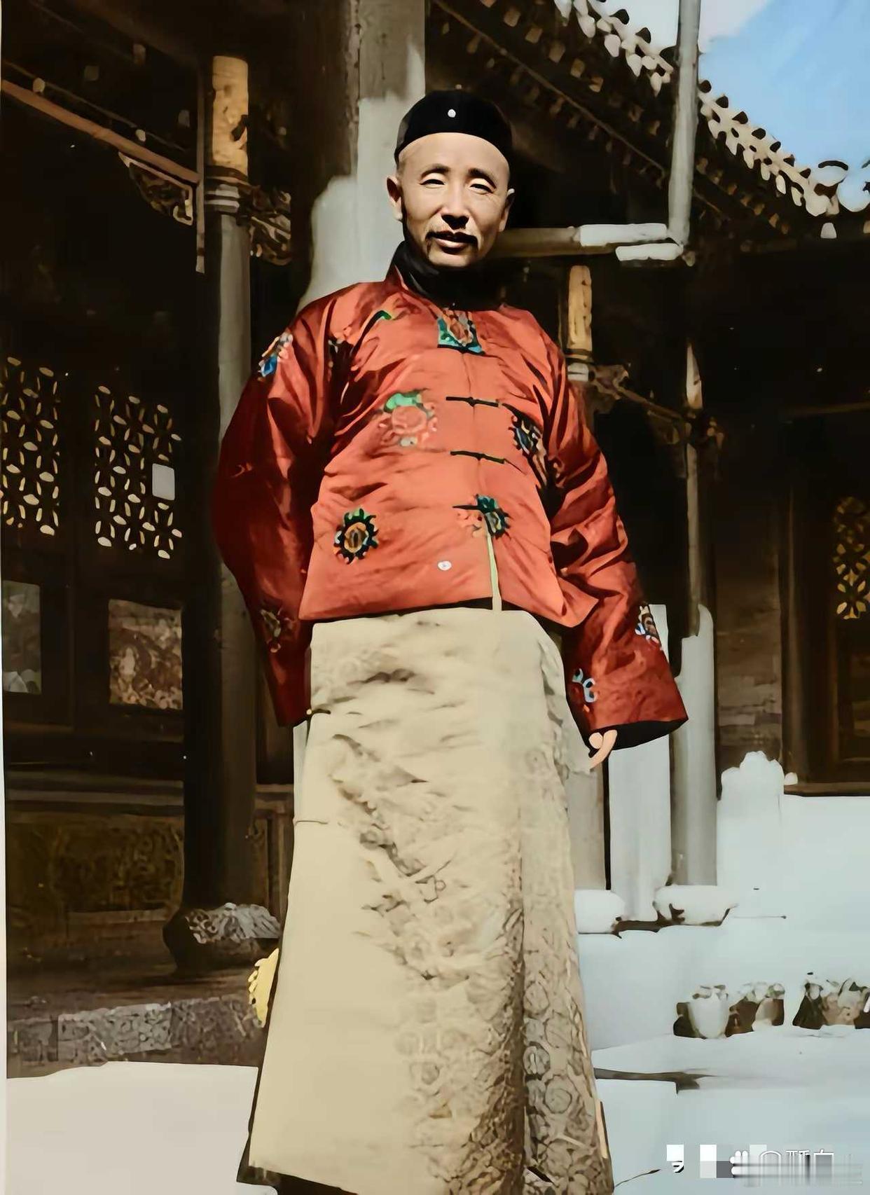 1922年，在沈阳张氏帅府的张作霖。时年47岁，真是惊艳了时光！ 