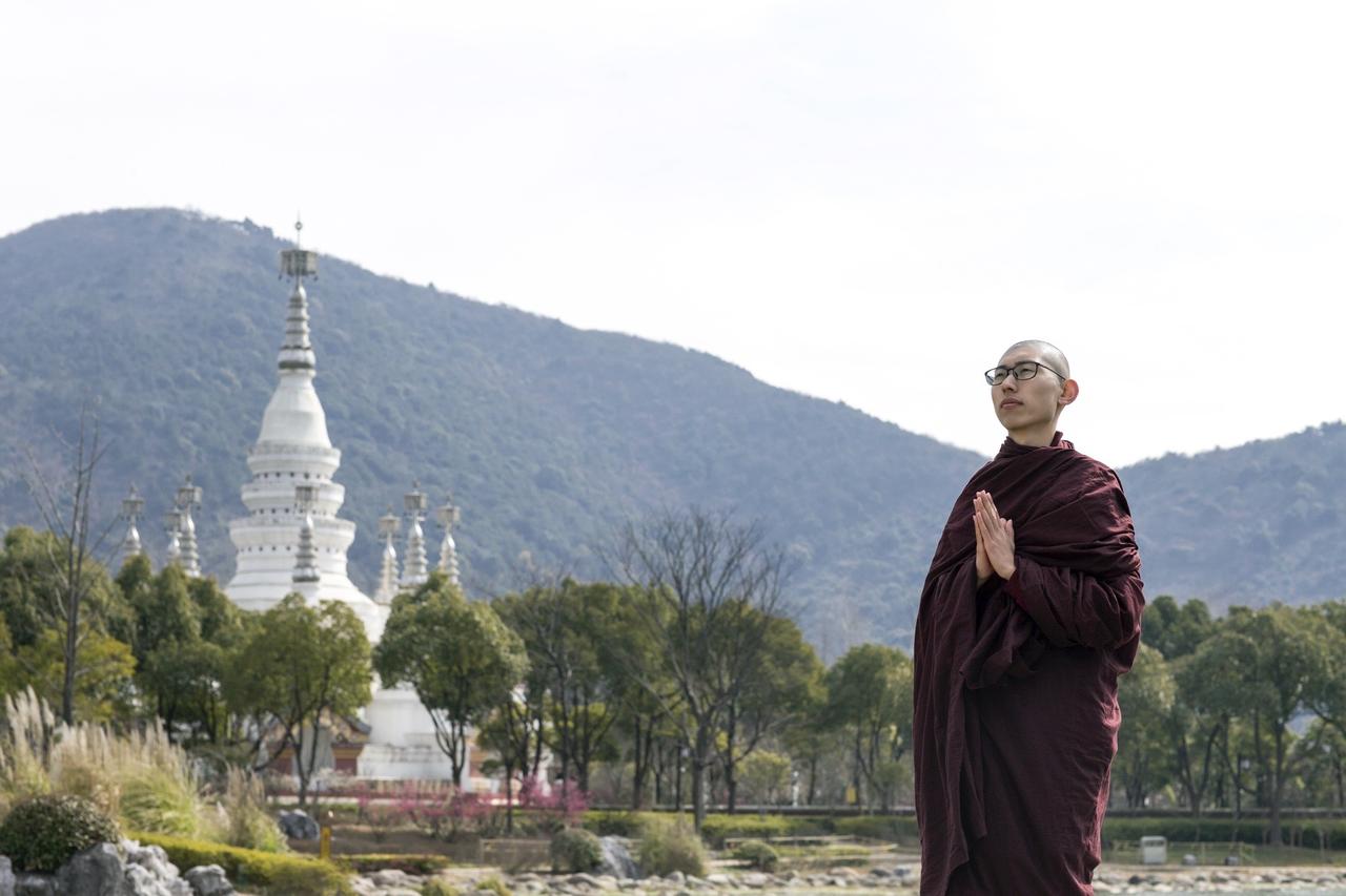灵山行后五春秋，禅缘自此遍九州。
而今又来登胜境，菩提果圆复何求？
——纪念20