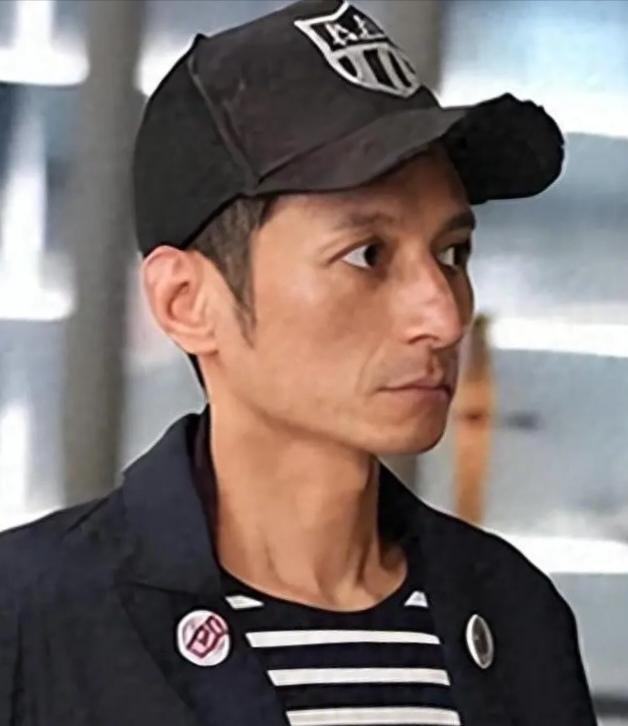 李维嘉最近状态好像变化有点大，他可是咱们熟悉的内地男主持人，想当年可是在《快乐大