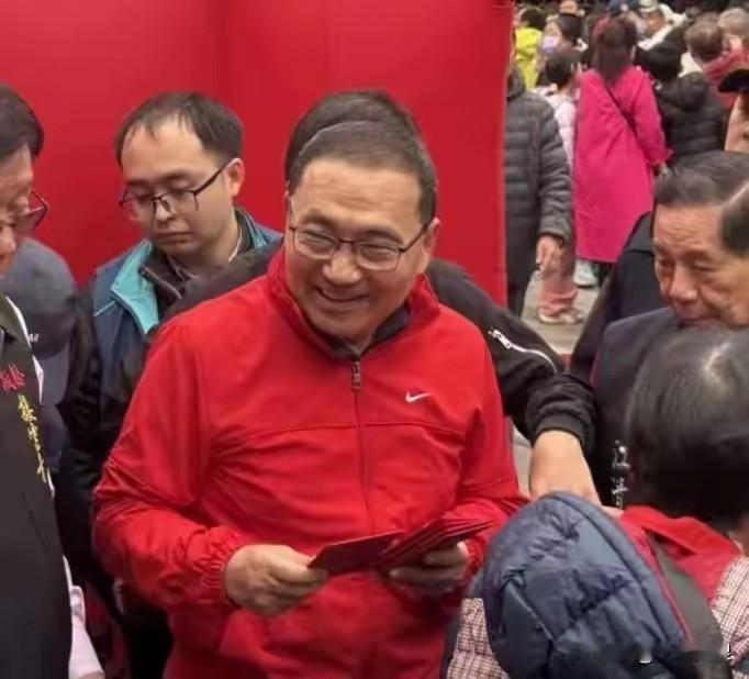 国民党主席郑丽文除夕撞钟出现红绳抖动，民进党侧翼绿媒带节奏，说她心虚手抖，神明警