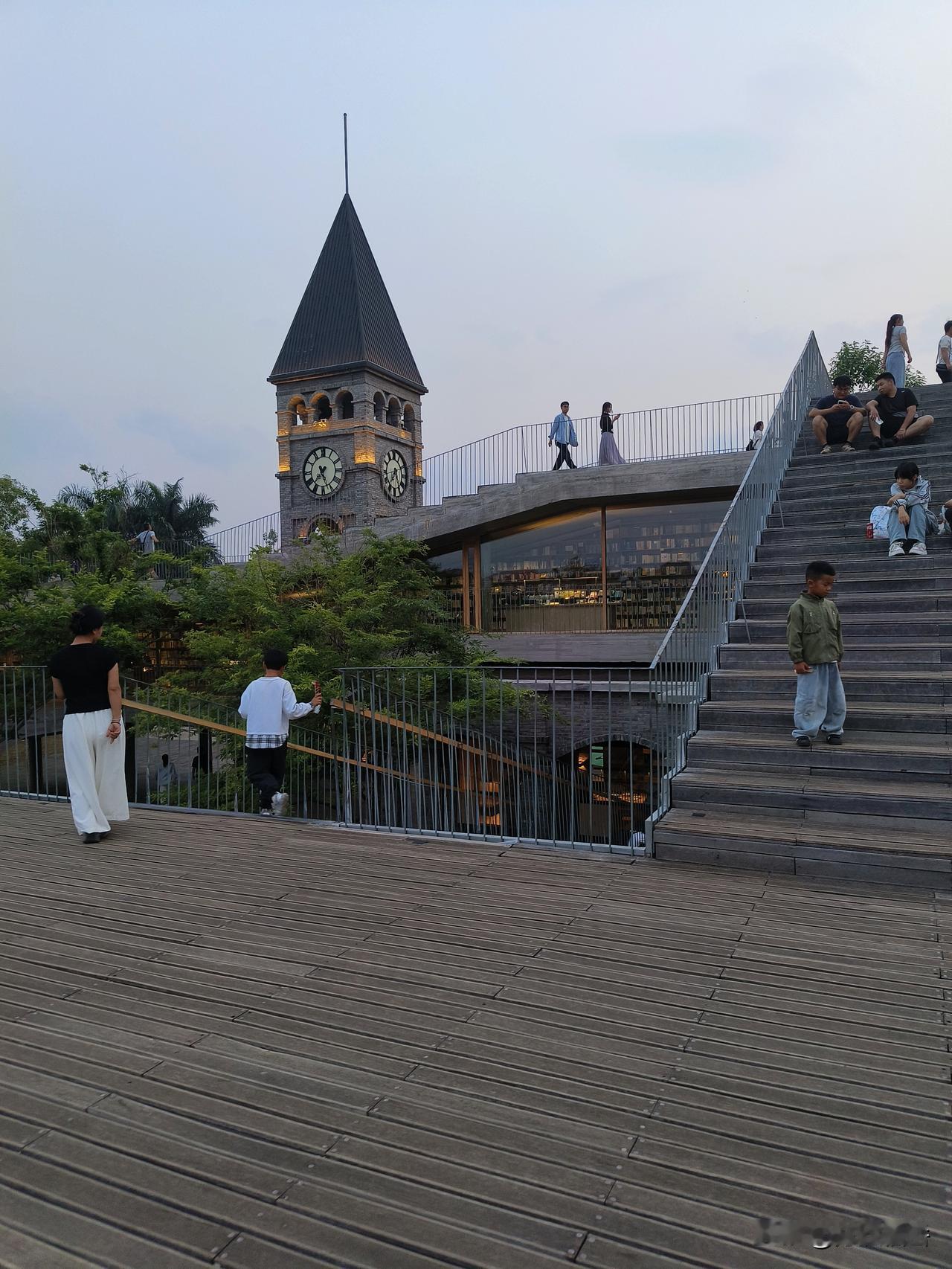 今日参观蒙自西南联大，学习先辈宏志。数组818的位置区域共有8个，时间有限，今日