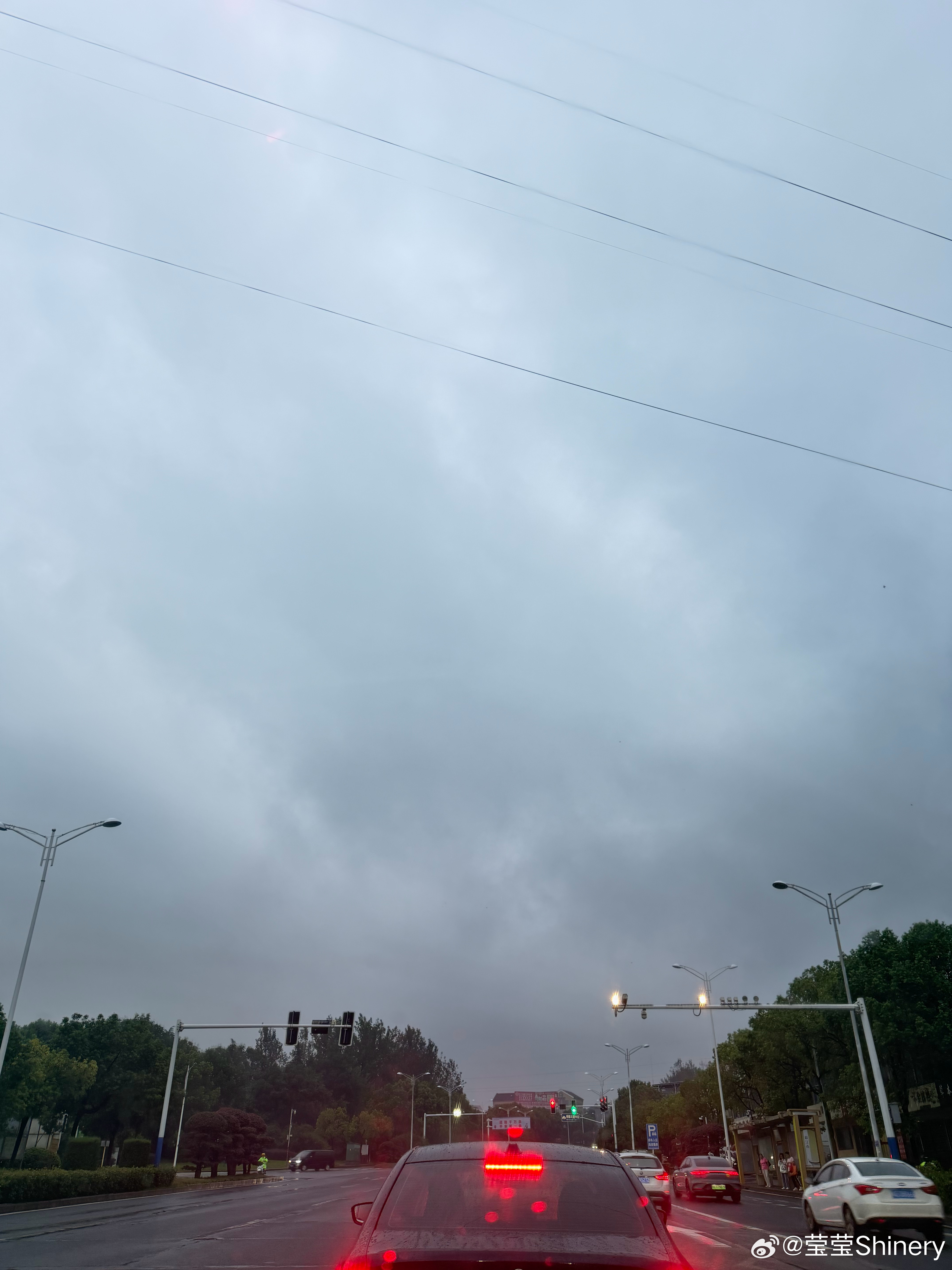下雨是天空在慢慢倾诉，把烦恼都交给雨水，等天晴，就会遇见新的光亮。 ​​​