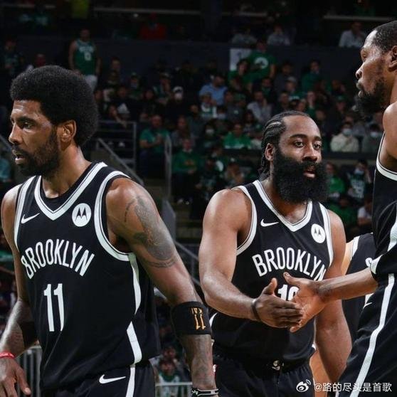 《76人三巨头再次全军覆没，保罗乔治禁赛恩比德旧伤复发，马克西最后关头受伤离场，