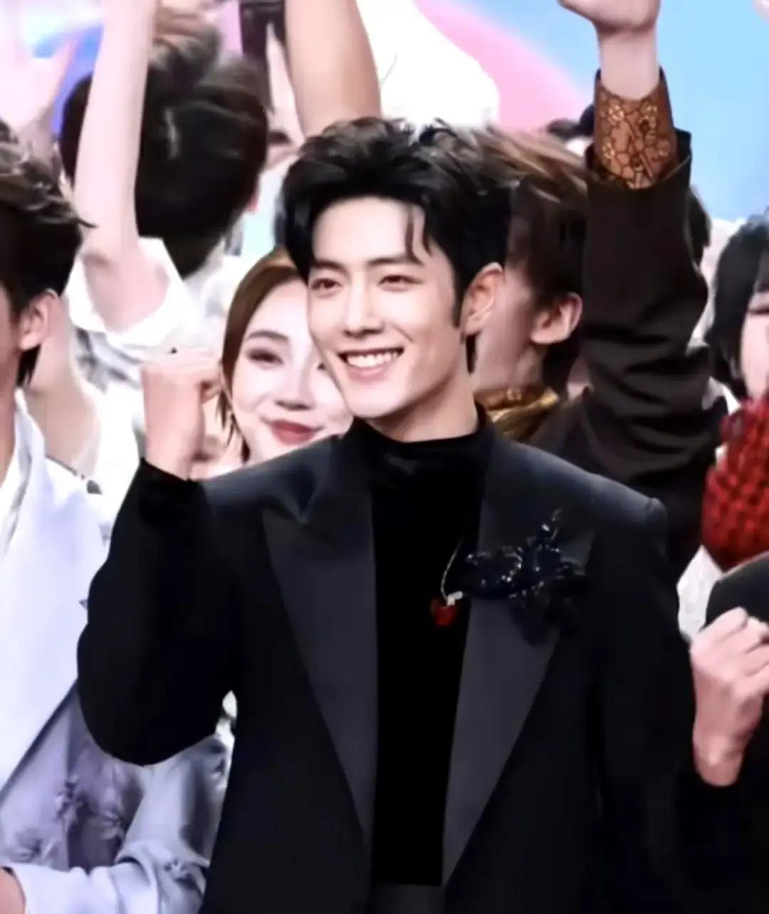 压轴连唱3首，肖战刚下台就爆大料
 
后台灯还没灭，他凑到林海耳边：巡演已经锁档