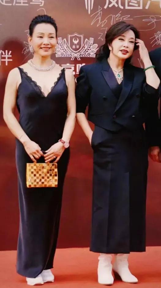 陈冲、刘晓庆同框走红毯，虽然两人全是一身黑色造型，但是陈冲显然输太惨，只见她身穿