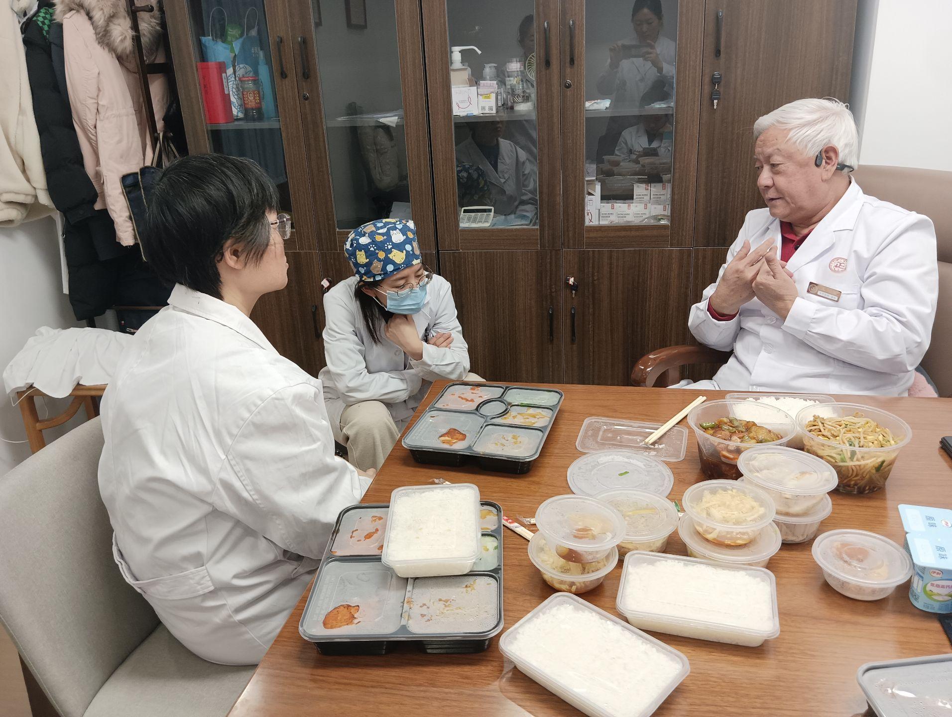 一点多了，逯俭主任的诊室刚结束看诊，上午又看了47个患者，18个面诊...