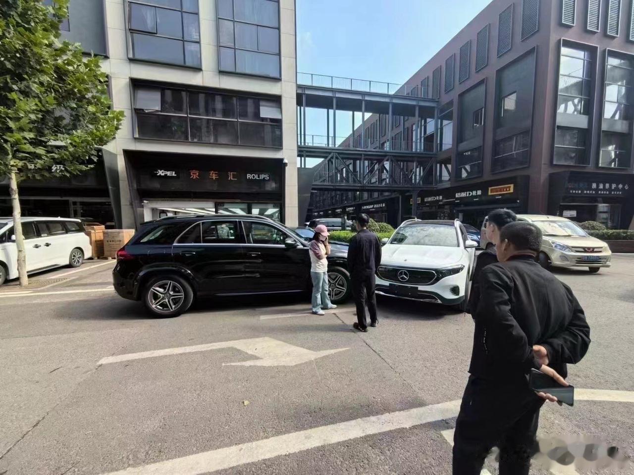 这一对儿尊贵的奔驰车主，都是新车状态就怼一起了，不过黑奔贴了车衣，刚好可以检验一