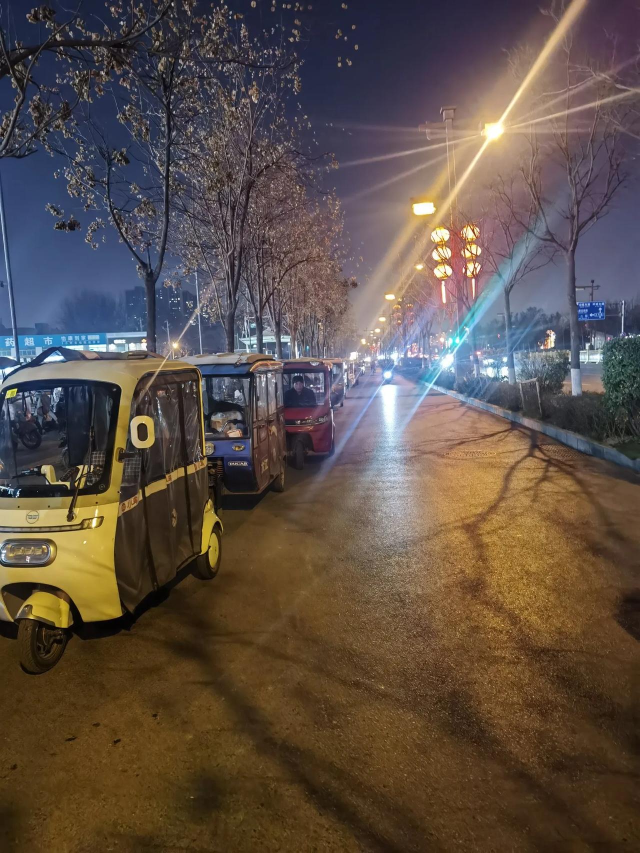 看看晚上21:30分西安地铁站出口拉客接驳小车排起了长队，每个小车背负一个家庭的