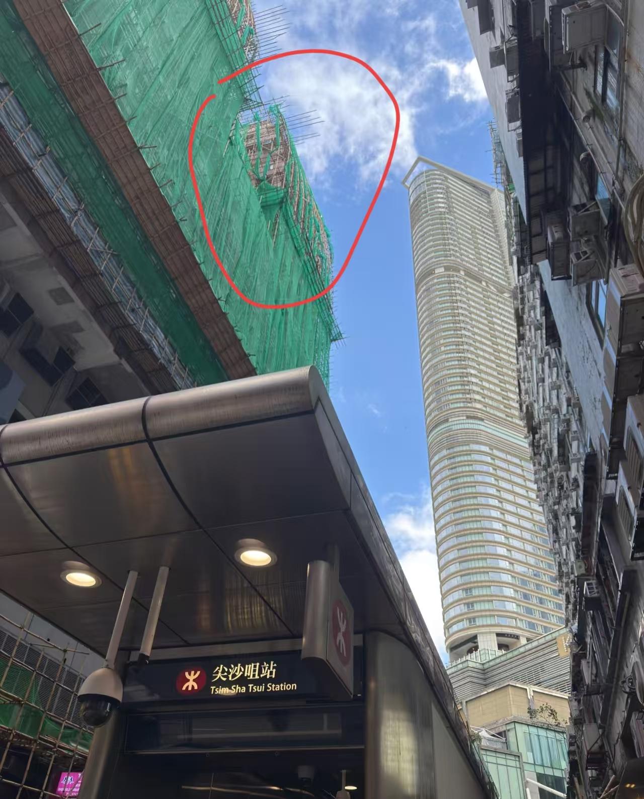 去年跟朋友去香港旅游，
当时看到有楼层外施工用的仍然是竹脚手架特别震惊，我问朋友
