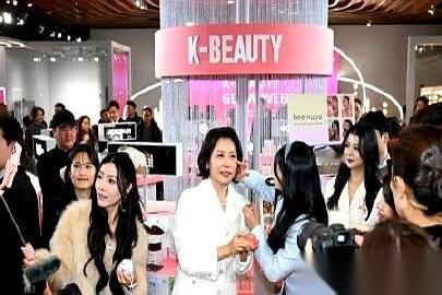 韩国总统夫人金惠景，人到了上海。
但这次的目的地，不是什么会场，而是一个挤满了美