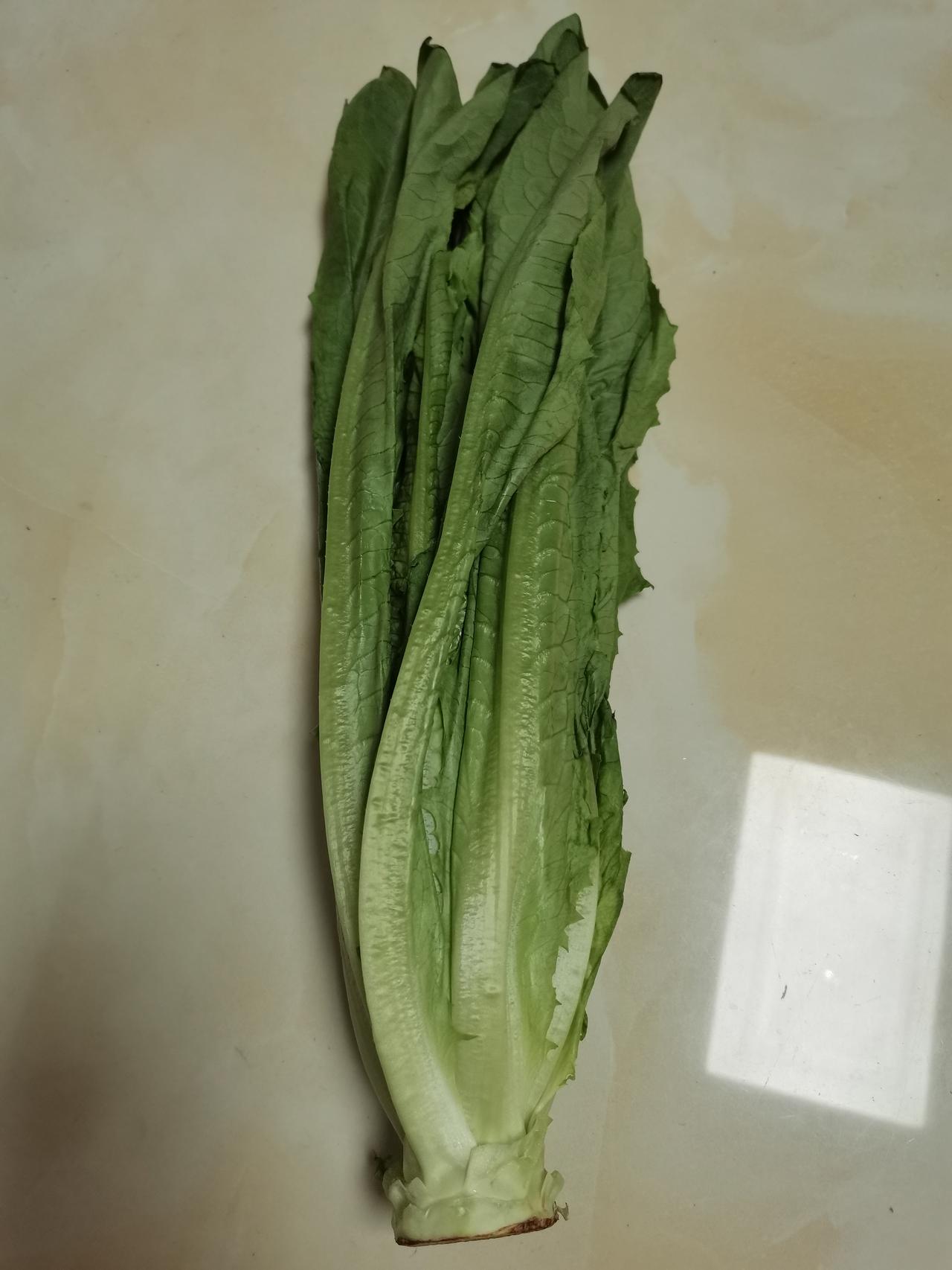 菜园佳菜三千，
听说某君独宠青菜，
希望某君雨露均沾不挑食，
别光吃一片菜叶，