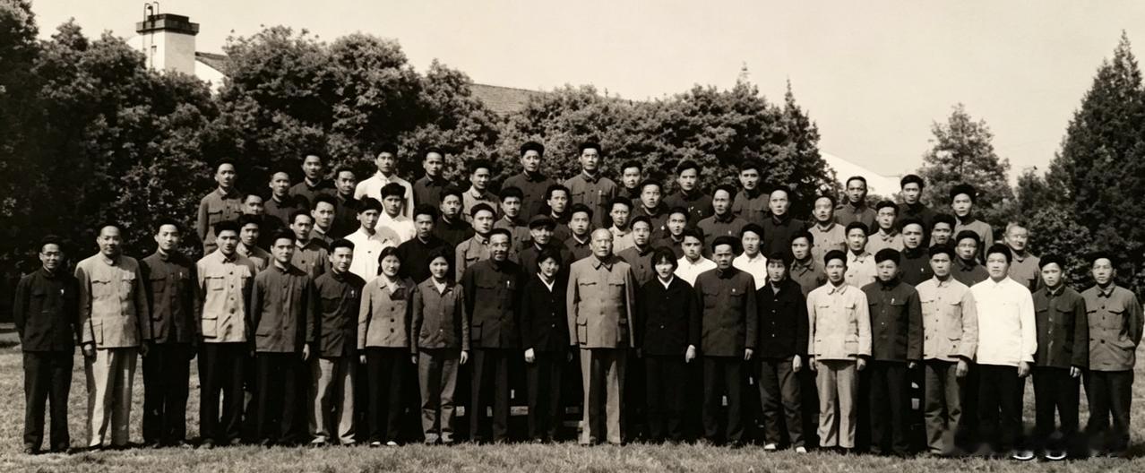 1949年新中国成立后，毛主席频繁往返于武汉，因为他老人家对武汉情有独钟，每次去