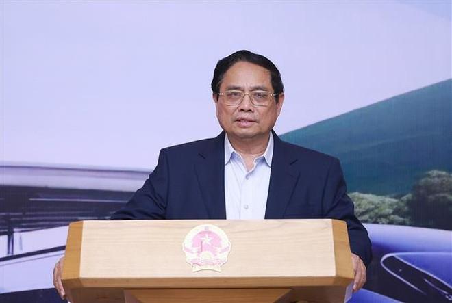 范明政从国外访问回到河内，马不停蹄地主持召开铁路领域工作会议。从越通社刊发的现场