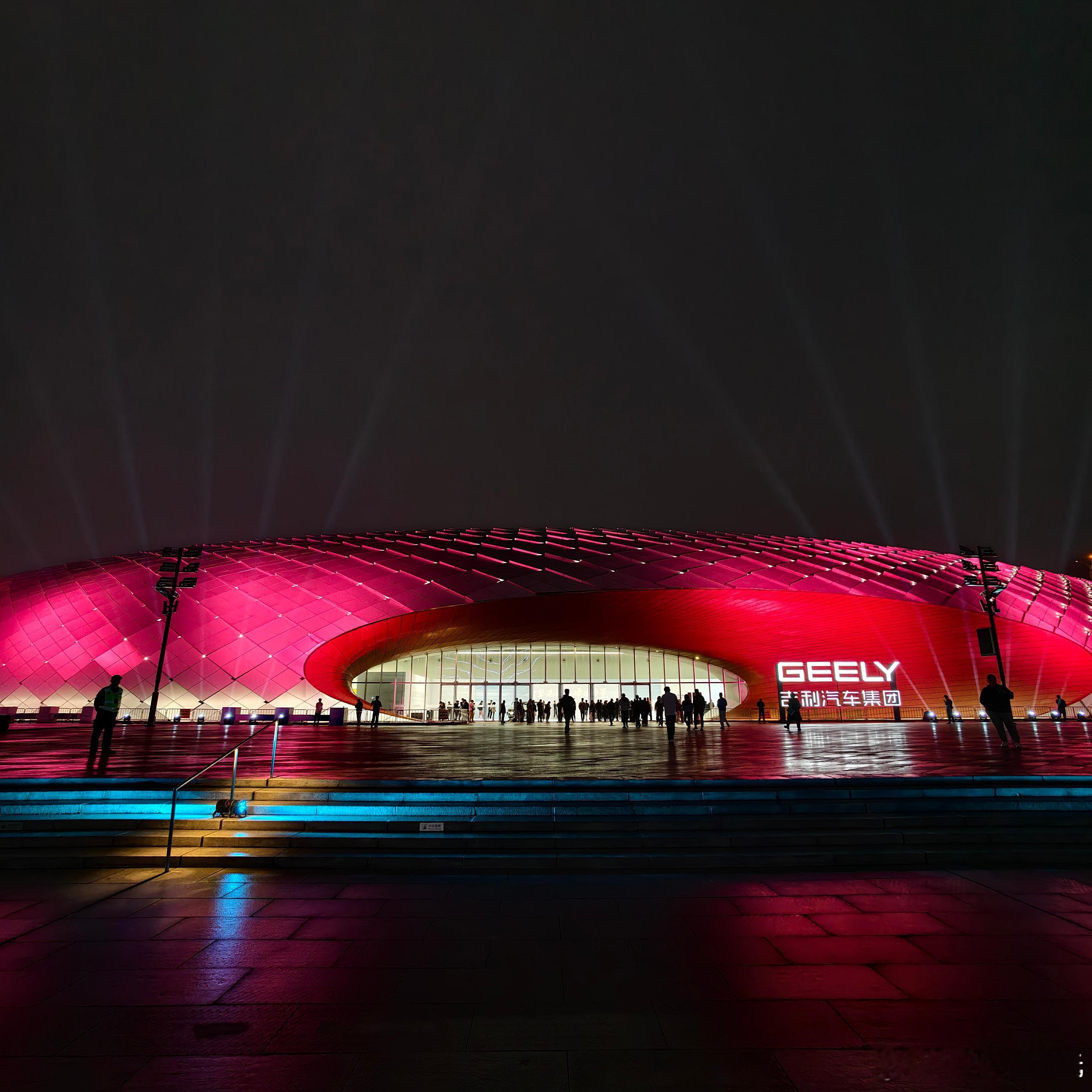 让世界看见中国力量晚上现场一起见证吉利i-HEV智擎混动技术发布 杭州·杭州奥体