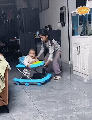 姐姐:你不能这样子滑动！知道不？妹妹:是这样子吗？
这小女娃“横仿”能力太强，瞬