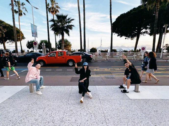 #杨幂雷佳音大鹏此沙合照#戛纳小分队集合！合照时刻🈶！看得出来剧组氛围真的超好