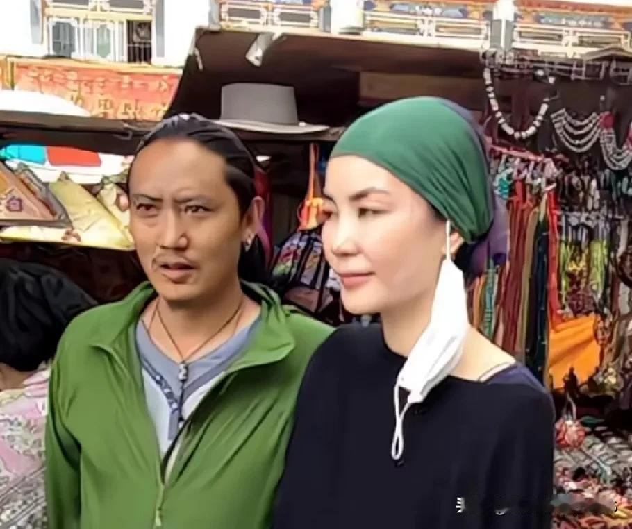 56岁的天后王菲现身西藏，当下状态极佳！生活自在惬意，气质一如既往地独特。她与谢
