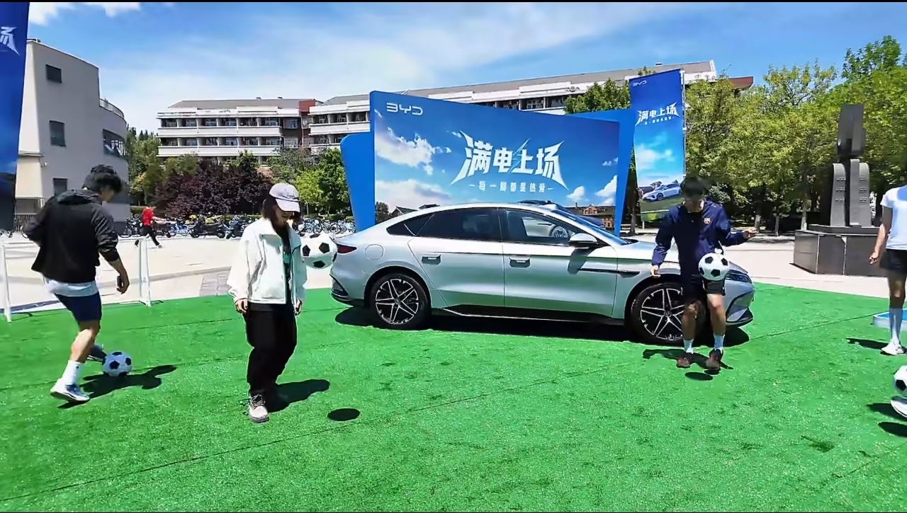 说真的，中国足球缺的不是天赋，是愿意慢慢扎根的人。赵丽娜退役后没离开球场，搞“星