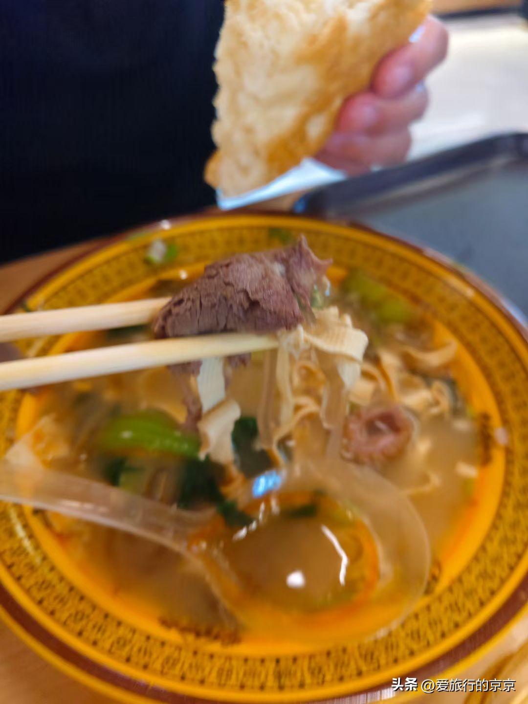 春日生活打卡季驴肉粉条汤配个大饼子，那口满足感幸福的冒泡泡儿