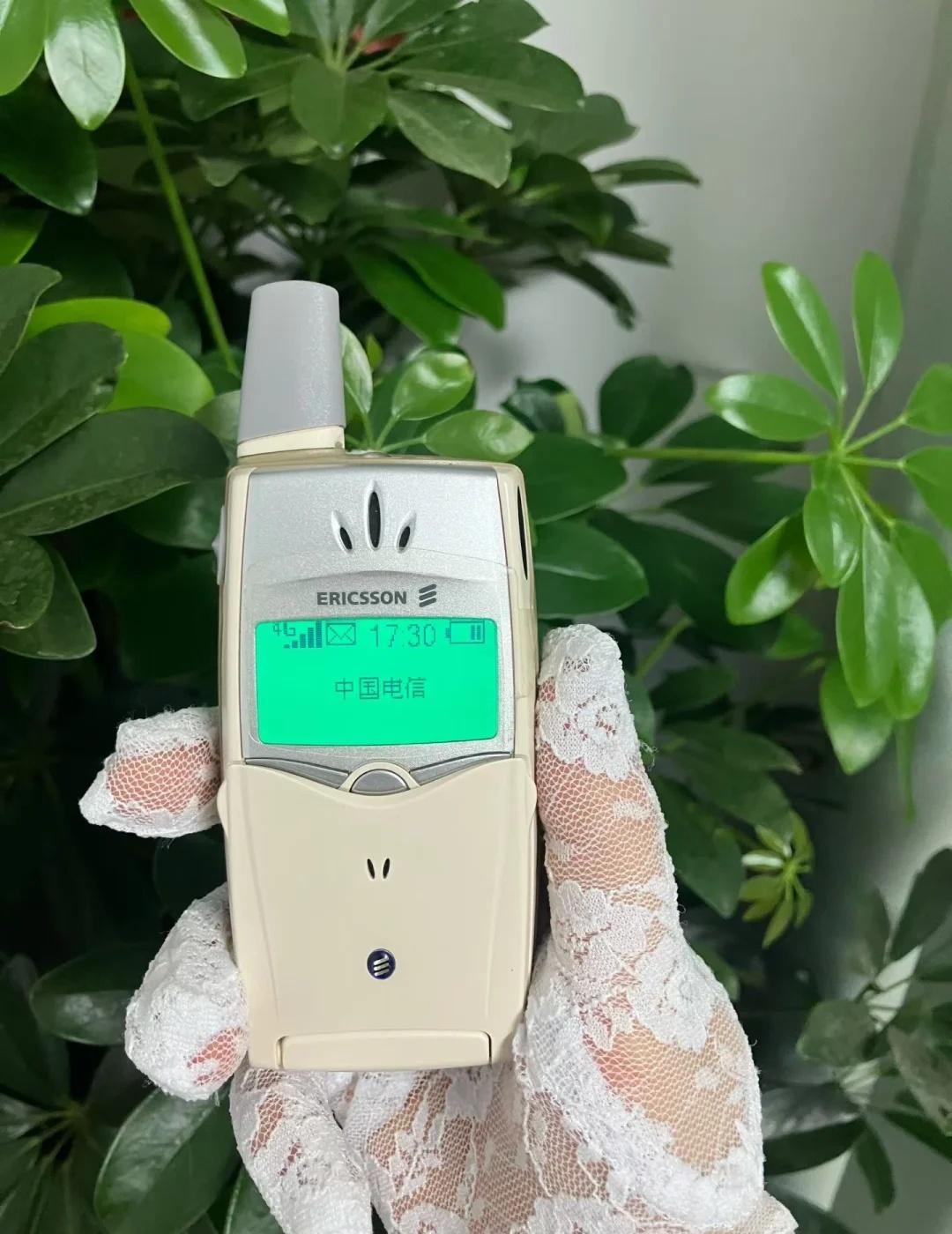 爱立信T39
谁懂啊！挖到一台爱立信T39
2001年的老手机，绿屏氛围感绝了，