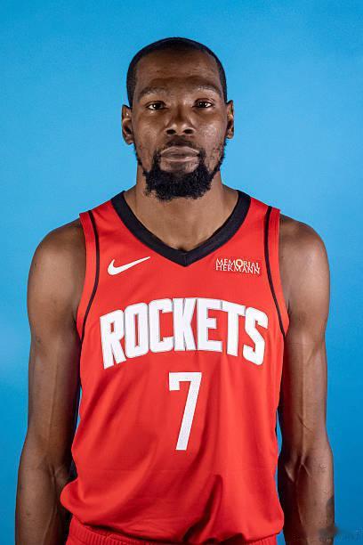 杜兰特火湖G1出战成疑火湖大战G1突发变数！杜兰特训练中右膝挫伤，官方列为出战成