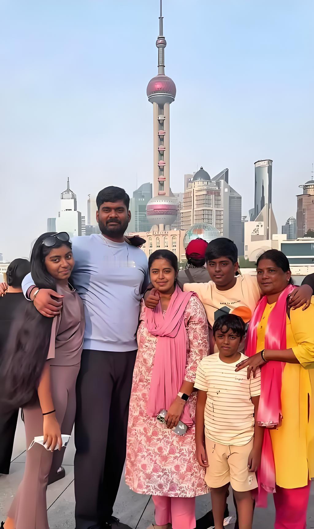 都说印度人素质低，比如：随地大小便，手抓饭吃，在旅游景点洗澡，特别懒等，但是印度