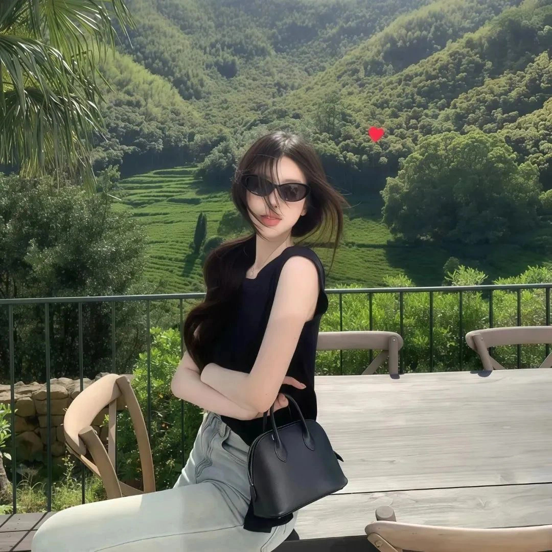 “生活在阴沟里，依然有仰望星空的权利，即使生活一地鸡毛，也要偶尔抬头看看月亮。”