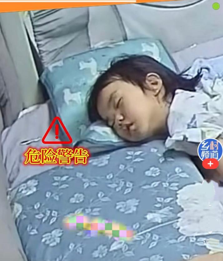 江苏一家三口妈妈睡前躺在床上玩手机，女儿和爸爸都已睡着，妈妈无意扭头，竟发现孩子
