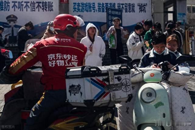 京东快递员上门拉订单，可快递价格一点也不比别家便宜啊？