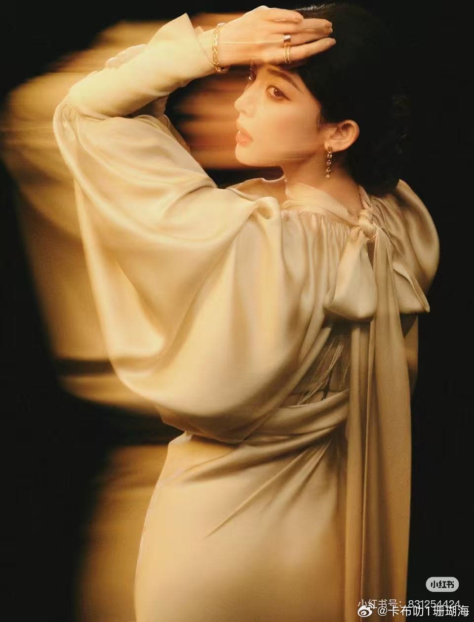 谁给娜扎做的这个造型啊，出来挨夸！！那个光影打在她脸上，真的像老电影的经典镜头，