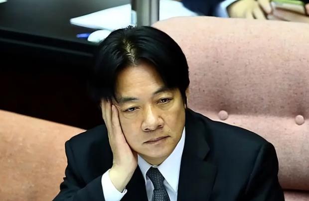 大陆没有宣战，没有封锁，只是在一份政府工作报告里换了一个字 —— 用“打击”替掉