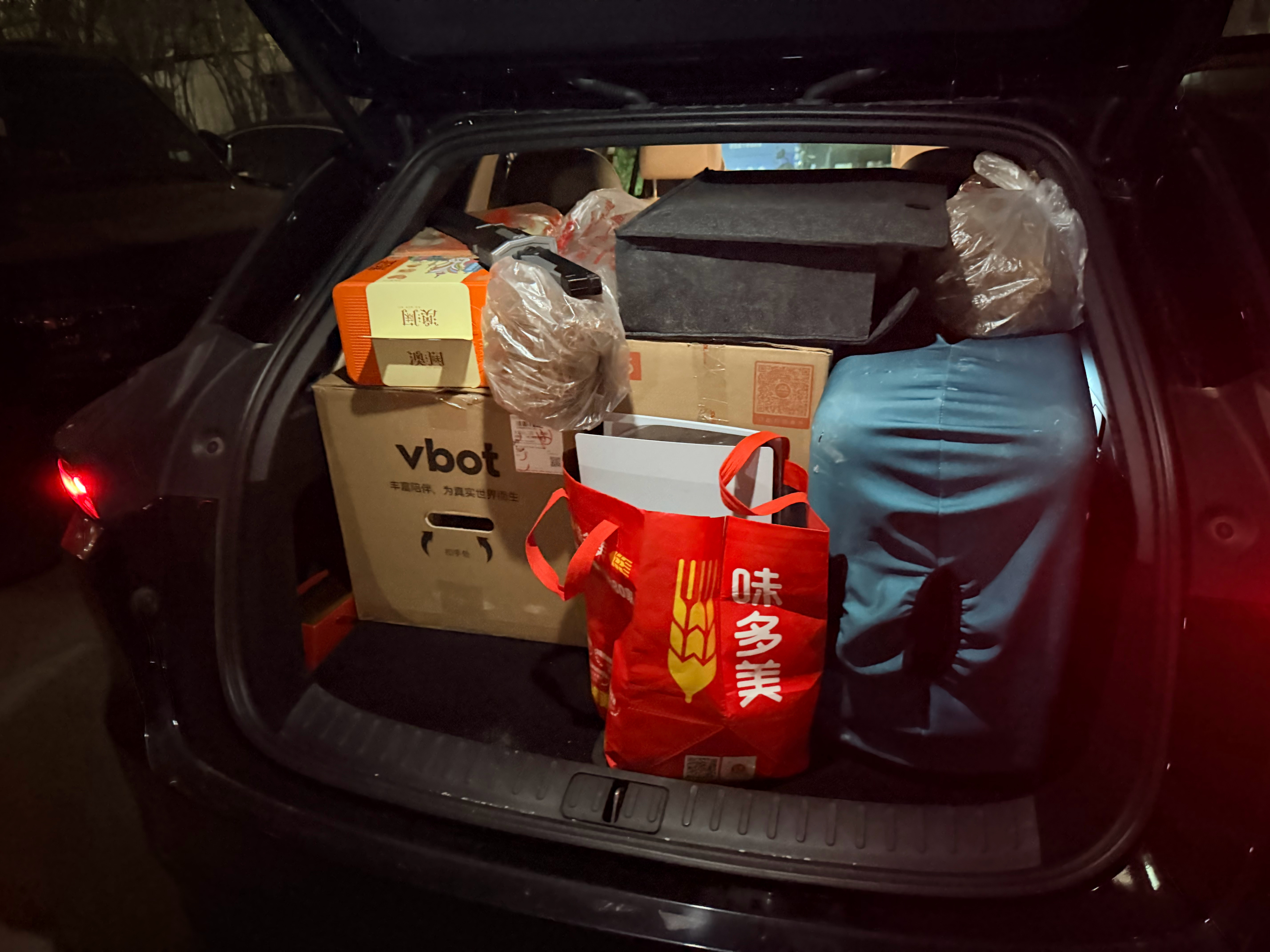 这次回程，理想 i6这次的前备箱，后备厢下沉储物格上了大分但是呢，前备箱要是能电