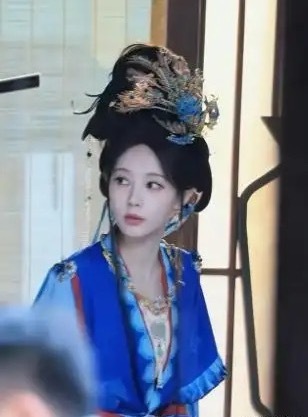 李一桐新剧路透释出，蓝衣花钿神女造型，仙气飘飘的太美了！ 