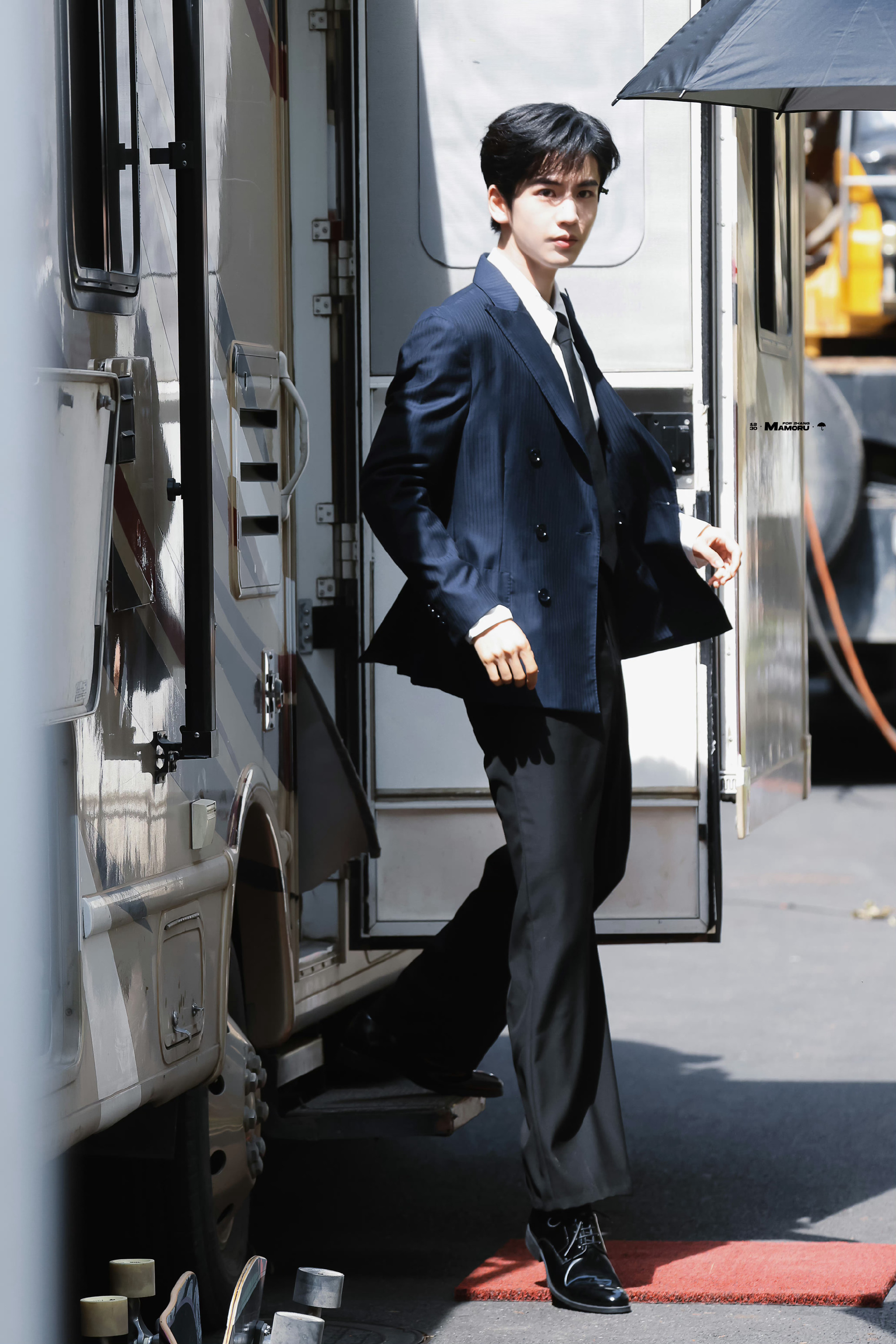 红豆生南国 凌赫是男模🫘张凌赫完美九头身比例可不是盖的！何止腿长还是宽肩窄腰公