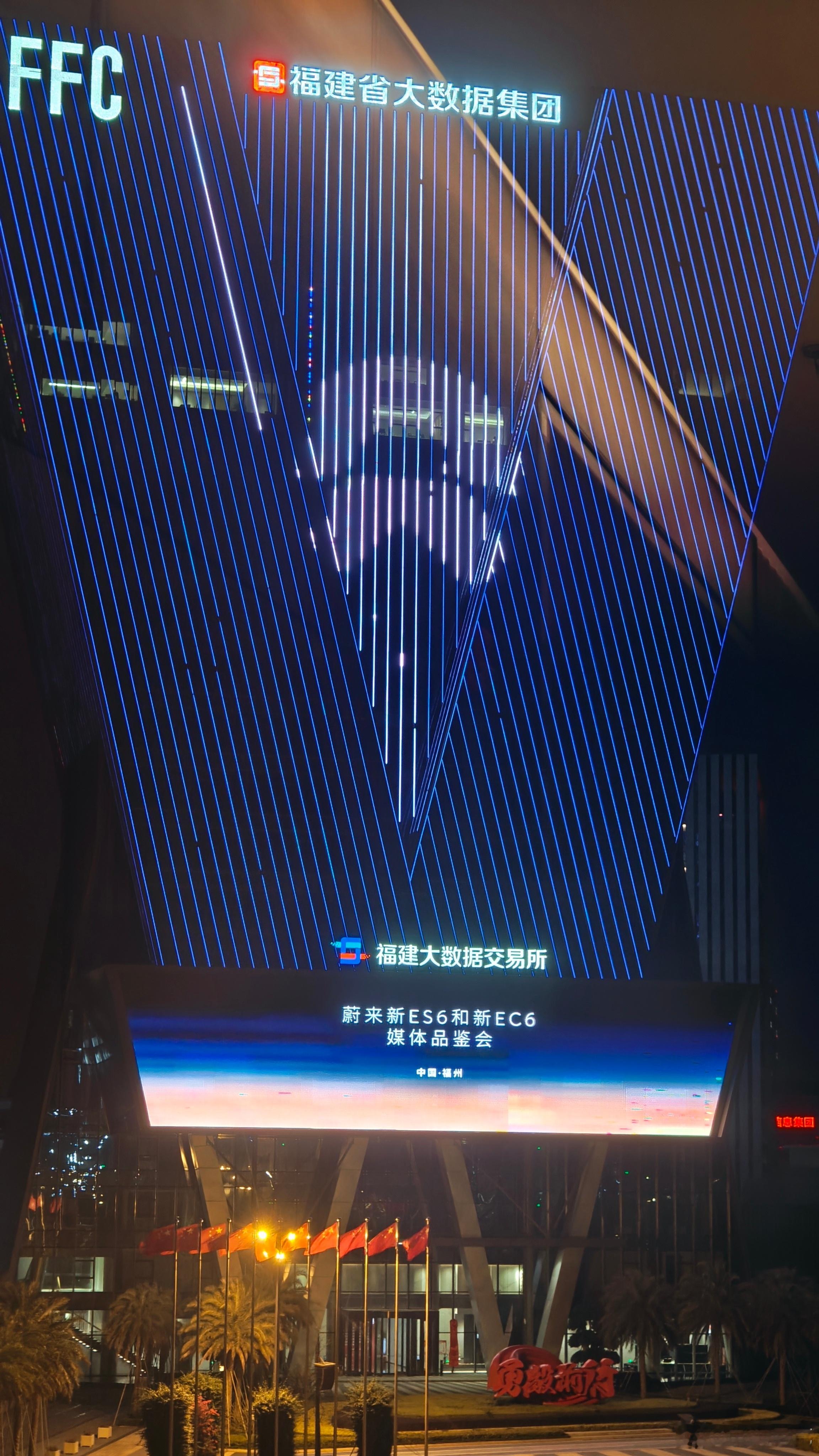 今晚聚餐很开心，赫然发现窗外巨幅的宣传画。声明一下进过确认是场地方免费提供的，不