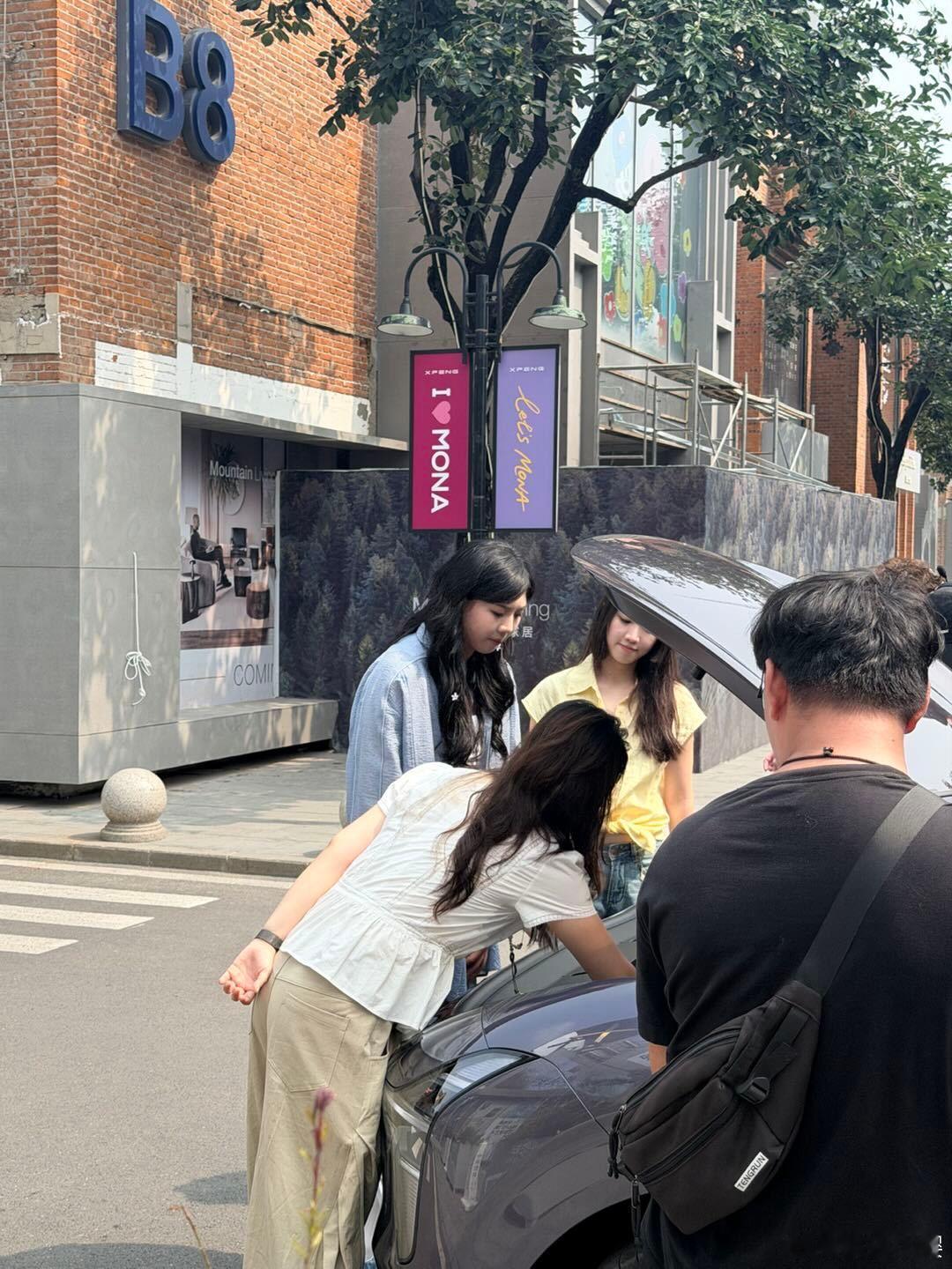 蛙泳女王唐钱婷现身MONA新车发布会小鹏MONAL03更懂年轻人偶遇唐钱婷打卡小