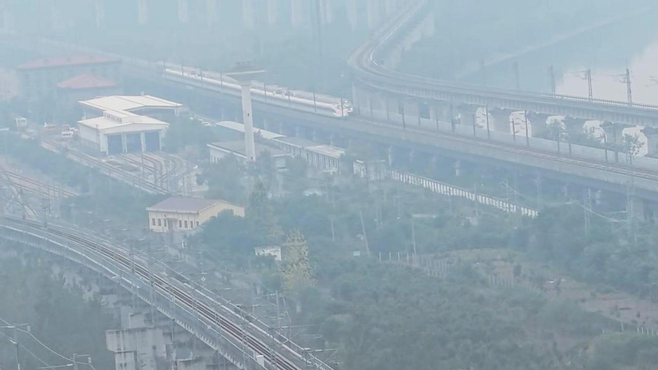 故黄河畔的城市风景里，突然闯入一道红色闪电——复兴号呼啸而过，龙凤呈祥的涂装在阳