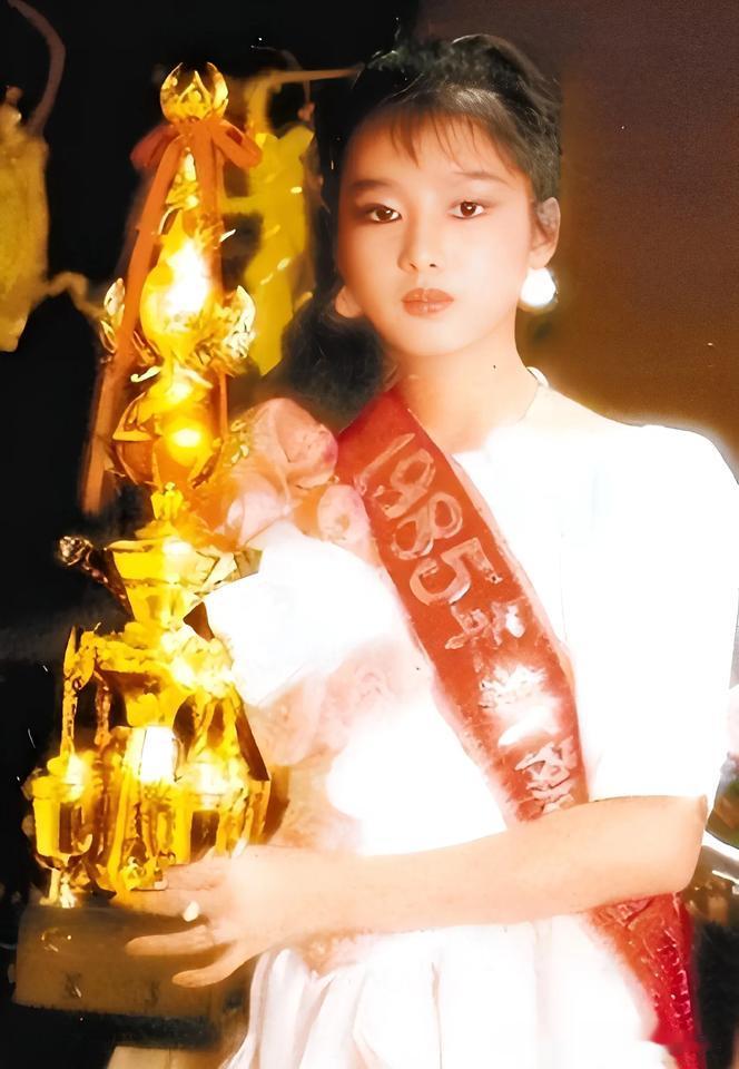 1985年，19岁的朱丽倩参加马来西亚时尚杂志《新潮周刊》举办的选美比赛，在历经