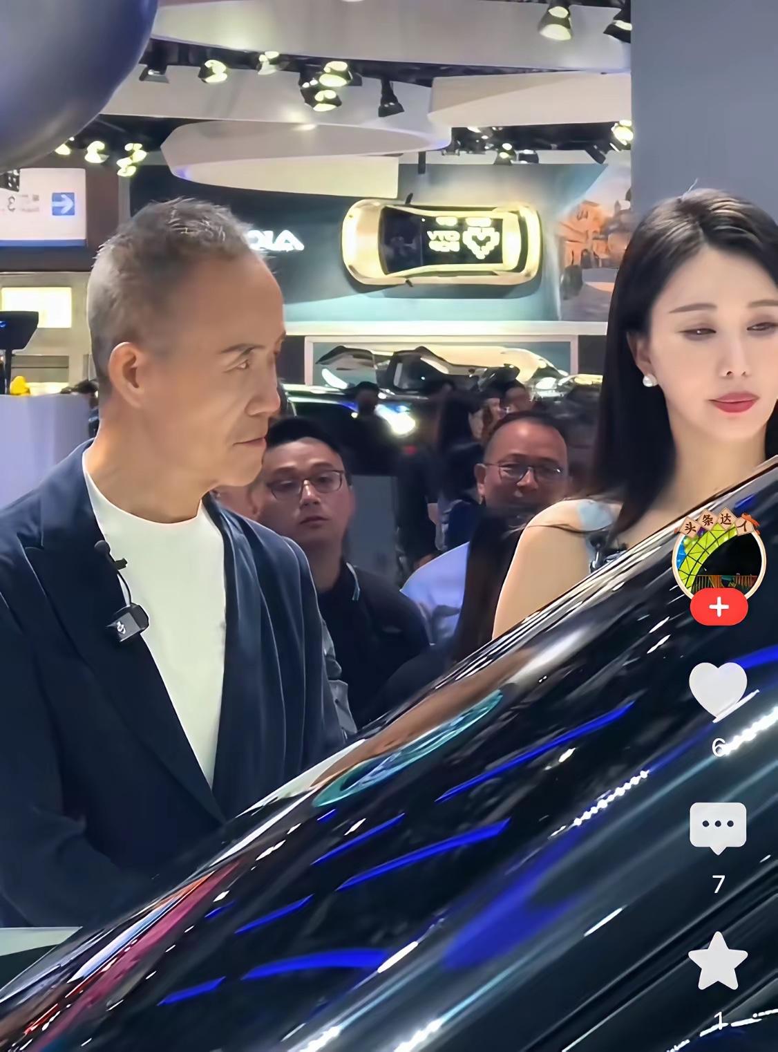 这眼神有点可怕。王石，田朴珺。
这死亡的凝视，田朴珺，这心里不打一个激灵？