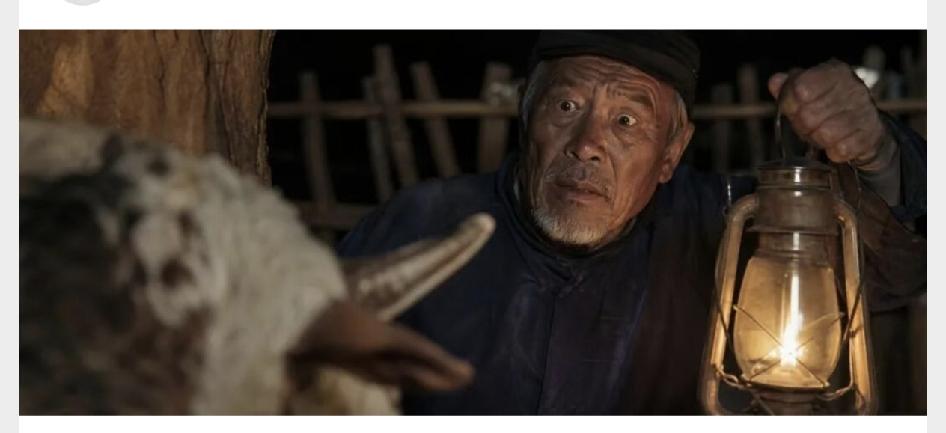 陕西老汉赶集卖羊，路人塞给他50块钱说"羊我买了"，半夜羊圈门响，他举灯一看浑身