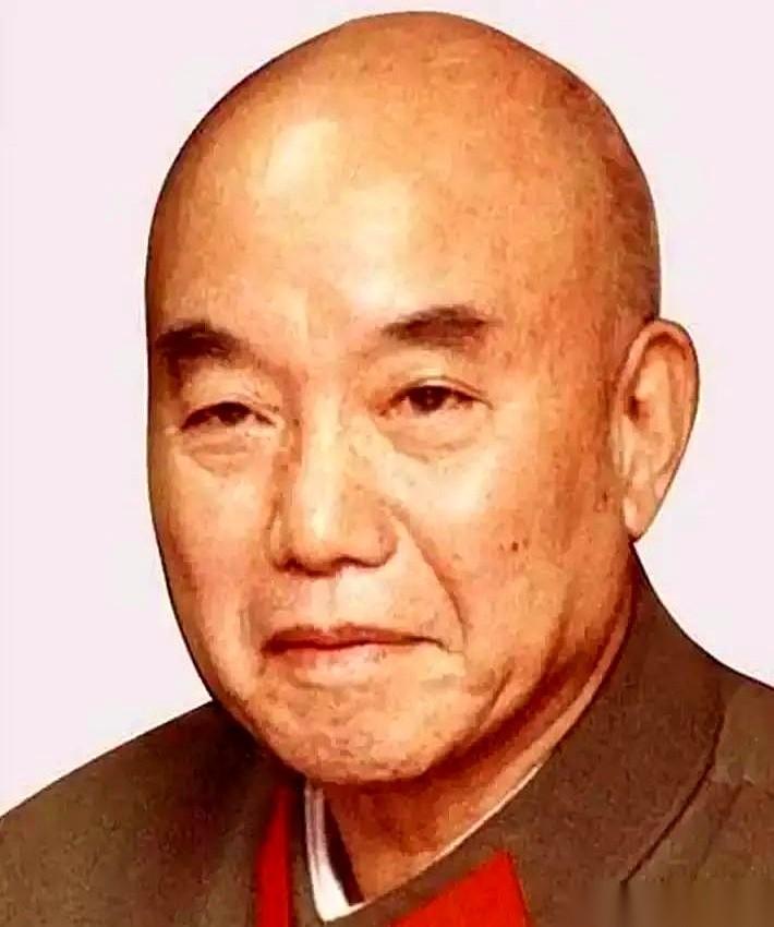 抓到了被揍得灰头土脸的敌军将领，走过去定睛一看——

好家伙，这不是当年手把手教