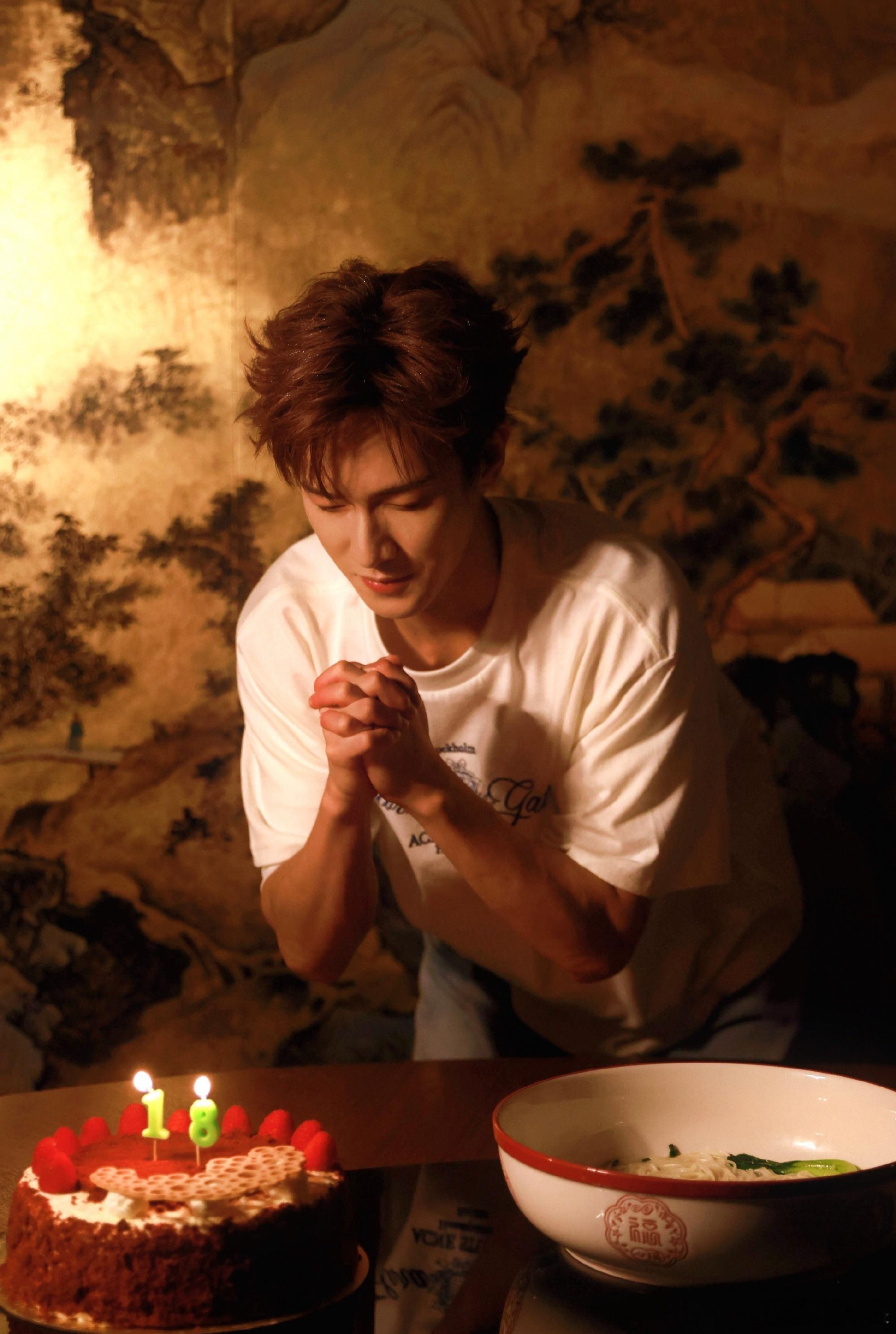 李昀锐生日会眼睛哭肿了lyr李昀锐与粉丝大合照放C位我在台下已经开始盛动 整个世