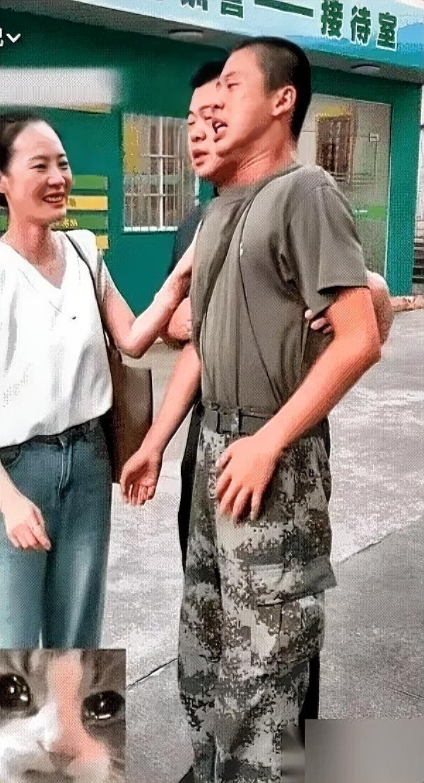河南一个一米八几的小伙子，高考706分，在国防科大门口抱着他姑姑哭，嘴里一直说以