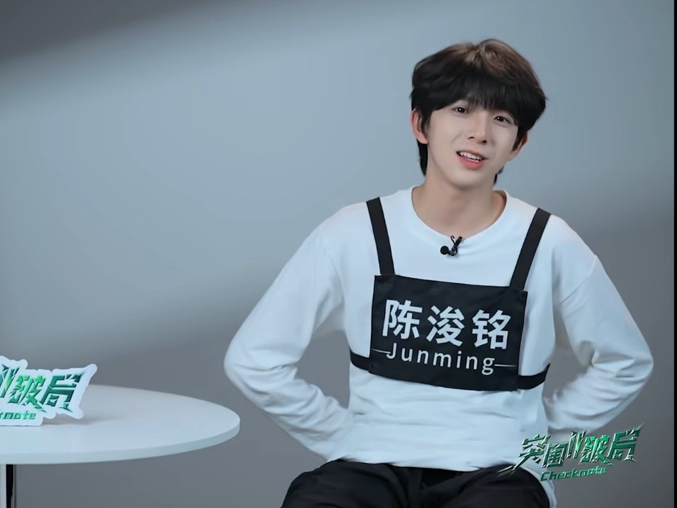 铭猪每次想哭都会眨巴眨巴眼然后用笑容来掩盖 反而比哭出来更让人心疼🥹🥹 